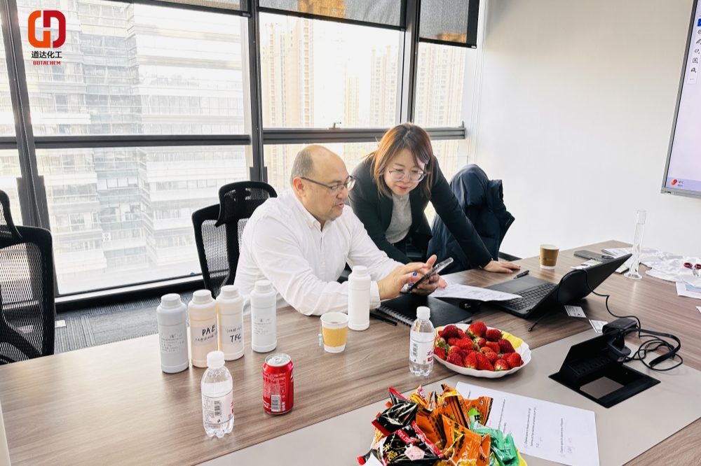 Dotachem ยินดีต้อนรับลูกค้าอุตสาหกรรมสิ่งทอจากฮอนดูรัสสำหรับการอภิปรายผลิตภัณฑ์และทัวร์โรงงาน